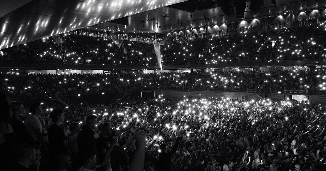 free-photo-of-black-and-white-photo-of-people-at-a-concert