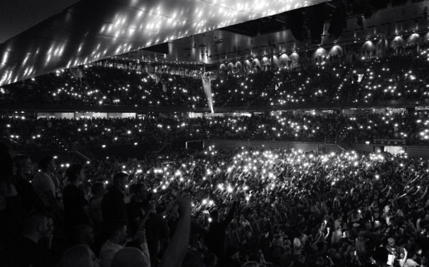 free-photo-of-black-and-white-photo-of-people-at-a-concert